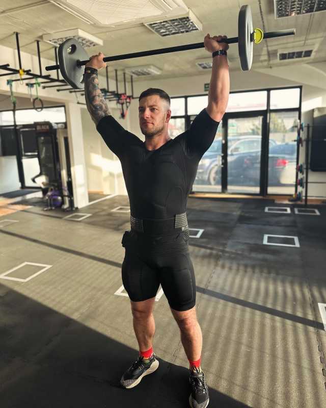 trening EMS w domu Rafał Kuczera